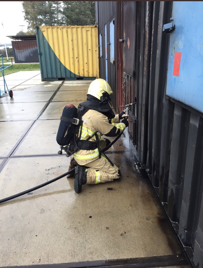 YvetteGeusendam's tweet photo. Veel geleerd tijdens de OvD training vandaag die de kerngroep brand voor ons organiseerde over de Basisprincipes van Brandbestrijding!👊🏻💥 Ken jij ze al? @BrandweerTwente 
#kennisdelen #trainen #basisprincipesvanbrandbestrijding https://t.co/gKZlGPq0uz