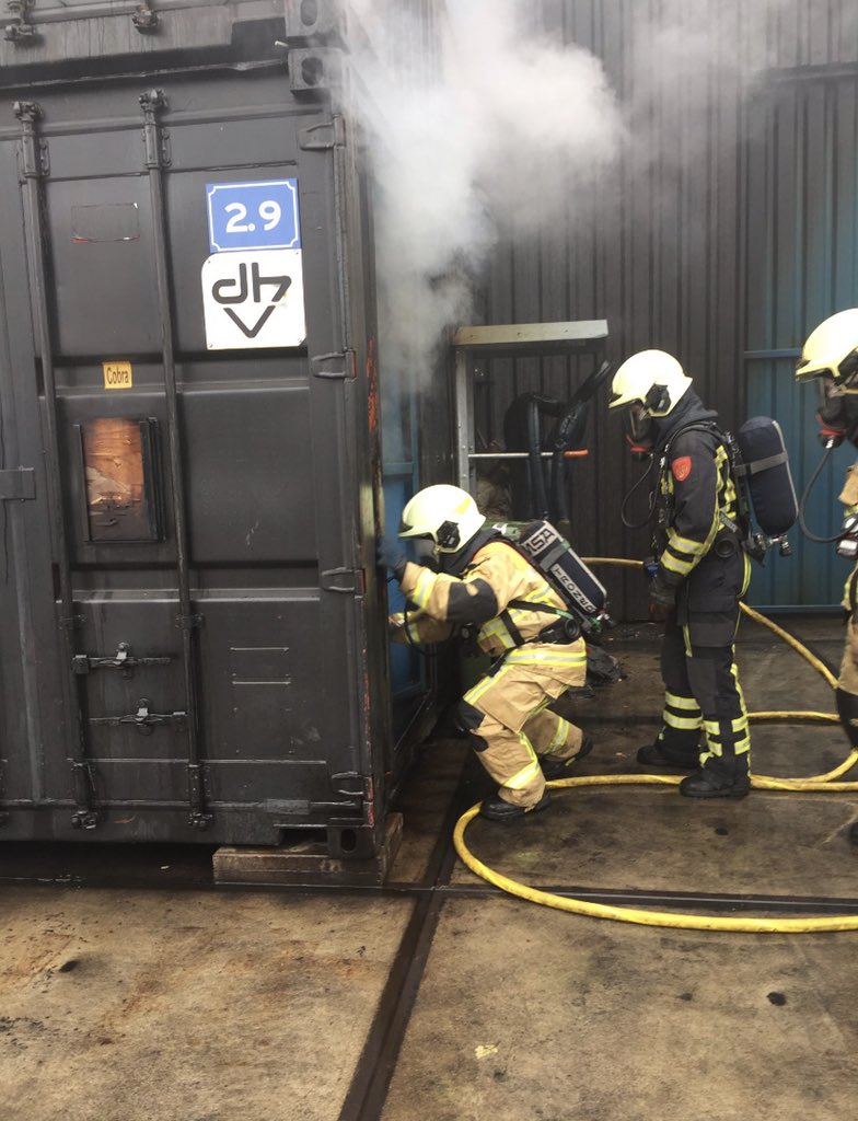 YvetteGeusendam's tweet photo. Veel geleerd tijdens de OvD training vandaag die de kerngroep brand voor ons organiseerde over de Basisprincipes van Brandbestrijding!👊🏻💥 Ken jij ze al? @BrandweerTwente 
#kennisdelen #trainen #basisprincipesvanbrandbestrijding https://t.co/gKZlGPq0uz