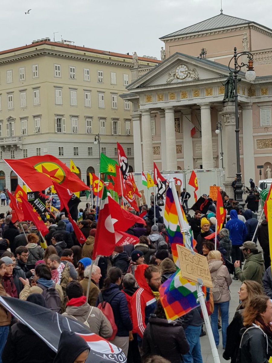 triesteantifa's tweet photo. In questo momento siamo in tante per le strade di #Trieste per esprimere la nostra solidarietà a #Rojava e alla sua rivoluzione, contro Daesh, Erdogan e la silenziosa complicità della comunità internazionale.
#RiseUp4Rojava #RojavaResistance https://t.co/XU2qtqvowt