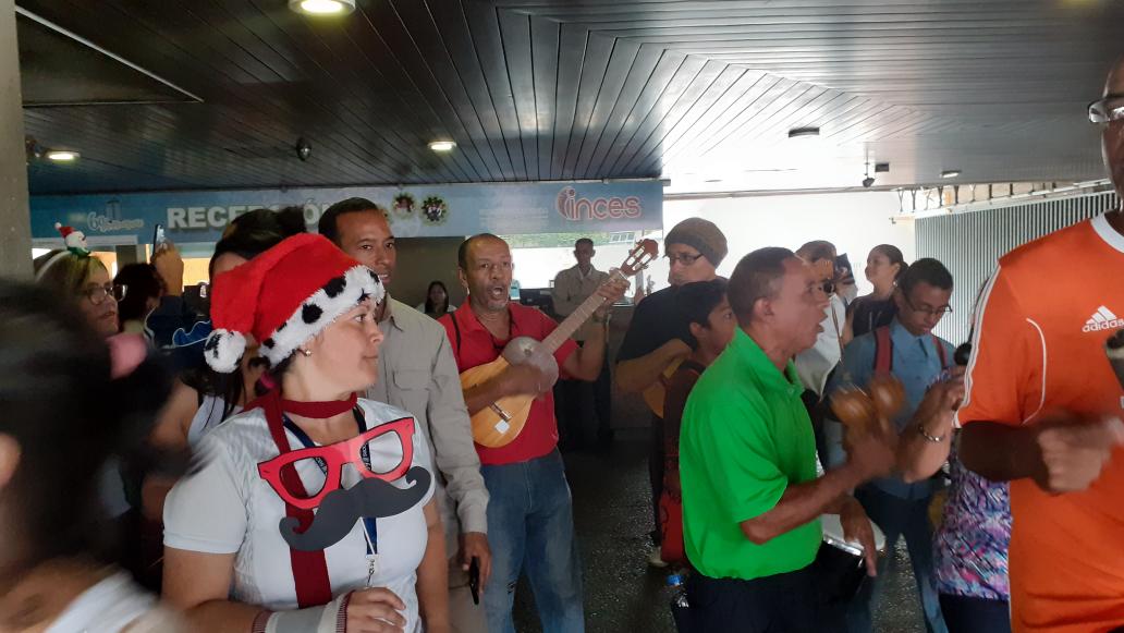 WuikelmanAngelP's tweet photo. #1Nov y comenzamos con alegría la celebración de las navidades 2019 en nuestro @Incesocialista con la participación de trabajadores, jubilados y aprendices #SomosGenteDePaz #BienvenidoNoviembre https://t.co/0hOmqzKVug