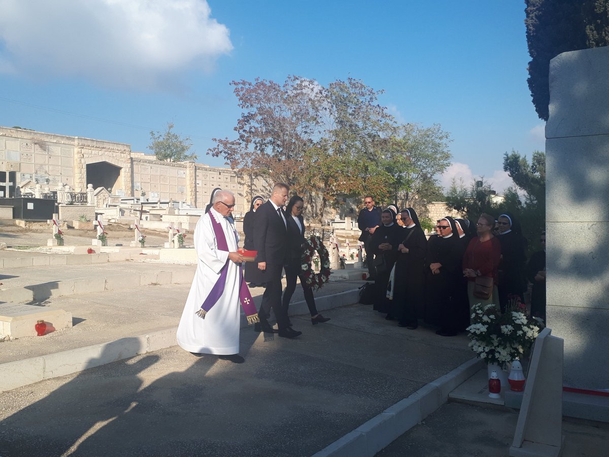 PLinPalestine's tweet photo. Polskie Siostry Zgromadzenia Św. Elżbiety, księża i dyplomaci z misji w Ramallah wspólnie obchodzili Dzień Wszystkich Świętych w #Jerozolimie przy polskich mogiłach  na górze #Syjon. Chwila modlitwy i refleksji. @agencja_KAI @RadioMaryja @Kombatanci @misjepl @MisjeOFMConv https://t.co/IBrrgc1EeE