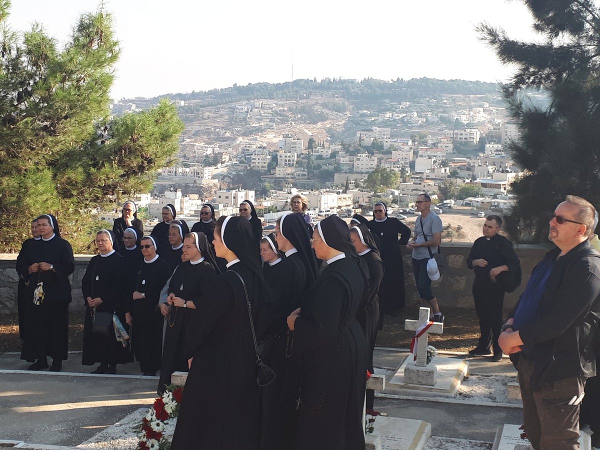 PLinPalestine's tweet photo. Polskie Siostry Zgromadzenia Św. Elżbiety, księża i dyplomaci z misji w Ramallah wspólnie obchodzili Dzień Wszystkich Świętych w #Jerozolimie przy polskich mogiłach  na górze #Syjon. Chwila modlitwy i refleksji. @agencja_KAI @RadioMaryja @Kombatanci @misjepl @MisjeOFMConv https://t.co/IBrrgc1EeE