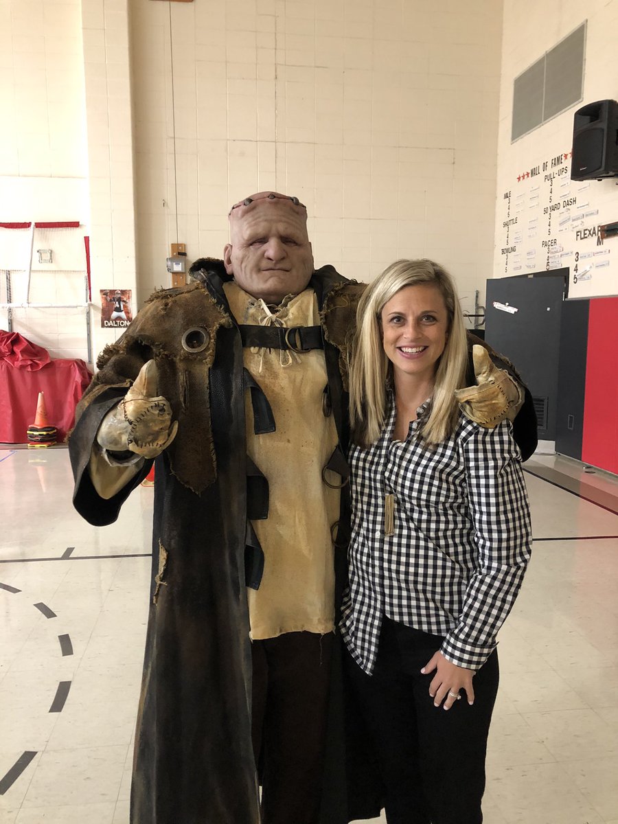 PrincipalWinkle's tweet photo. Don’t Be A Monster program was at Oakdale today! Dent Schoolhouse was here to remind us to be Kind! Frank was a hit and our 4th and 5th graders got a chance to meet him!  #OHBetterTogether @page_m1 @OHLSD @DentSchoolhouse https://t.co/jx6JhE0JFd