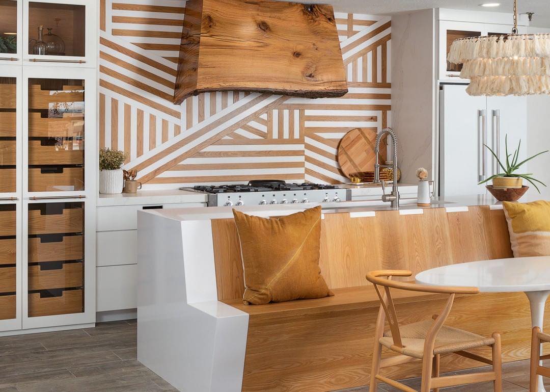 It’s not altogether uncommon for #AGA to share the spotlight in #kitchendesign. Here the simplicity of its white glossy finish harmonizes with organic wood elements and layered patterns for a total composition that enchants the eye. Featured AGA Mercury + matching refrigerator