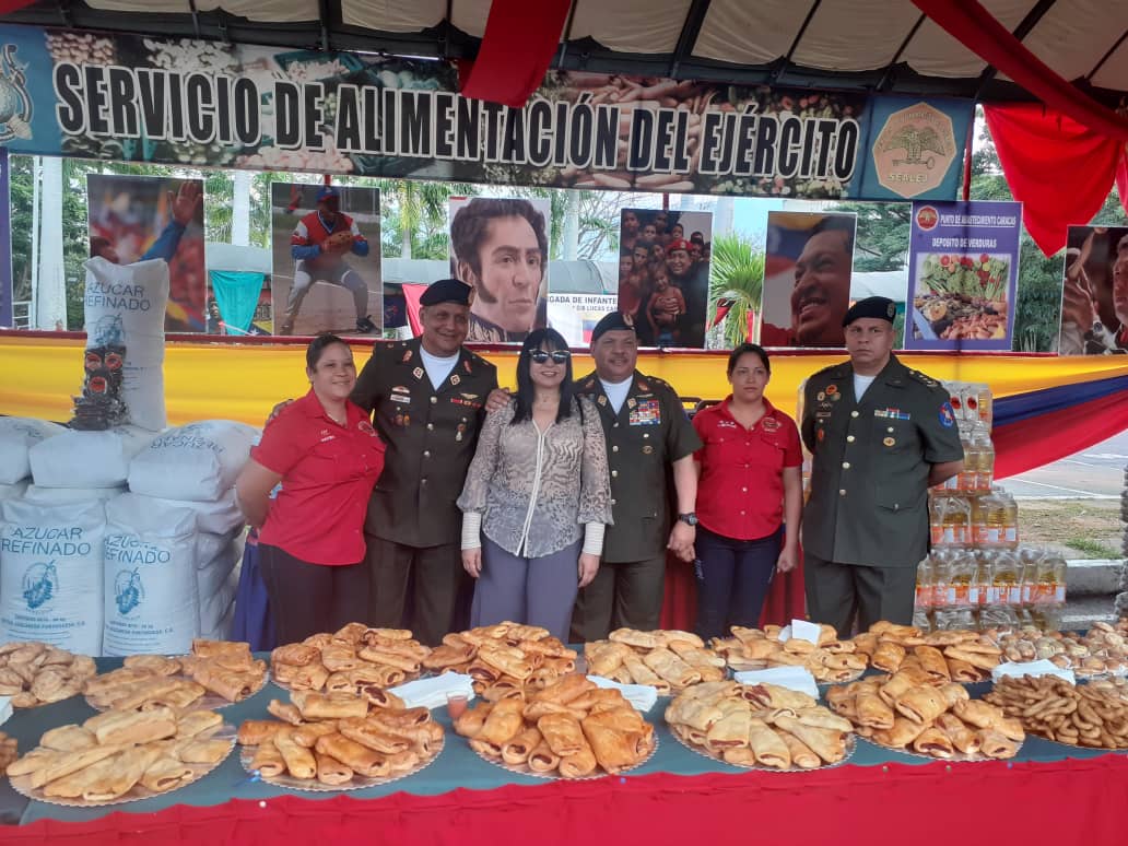 Ej_ClogEjb's tweet photo. #01nov19/ Con una misa de aguinaldo y un compartir navideño hemos iniciado la Navidad en la Comandancia General del Ejército Bolivariano, desde el @Ej_ClogEjb les deseamos una feliz Navidad y un venturoso año 2020. @Cmdte_Ejercito @alexroca1 https://t.co/LbDKoy63Bw