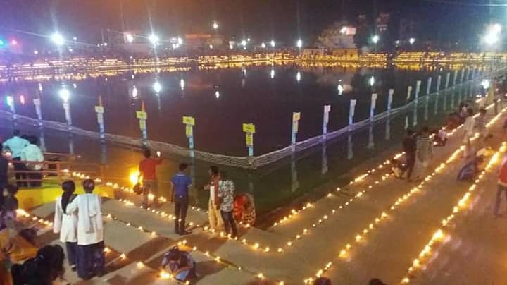 Shubham61396145's tweet photo. धर्म और अध्यात्म की नगरी देव की खूबसूरत तस्वीर ।
 देव कार्तिक छठ पूजा को एक अलग रंग में रंग दिया । https://t.co/19moGgMJ24