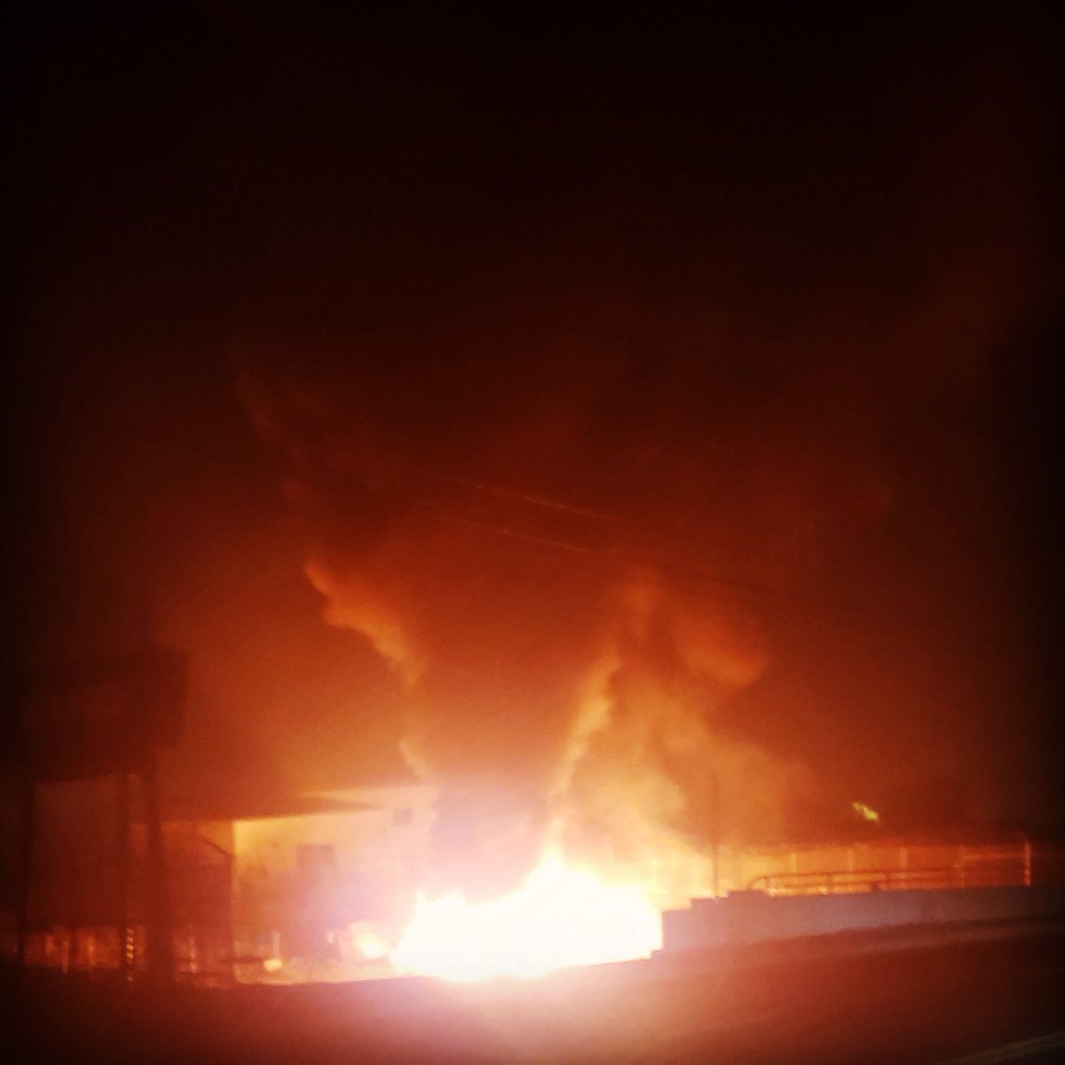 209TimesCA's tweet photo. Another month another large homeless camp fire in #Stockton on Airport just north of Charter Way on the levee. #stocktonBurns #reinventstockton #reinventhomelessness #HomelessTaskForce #WherestheMoney #WheresKathyMiller #AbsentMayor https://t.co/X0xRV4fVaZ