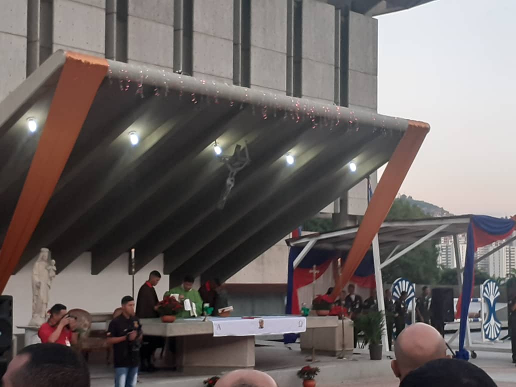Ej_ClogEjb's tweet photo. #01nov19 Con la presencia del MG @Cmdte_Ejercito se efectuó la misa de aguinaldo en la Comandancia General del @EjercitoFANB dando inicio a la Navidad, desde el @Ej_ClogEjb les deseamos una feliz Navidad y un próspero año nuevo 2020. https://t.co/gVkMFRxzCw