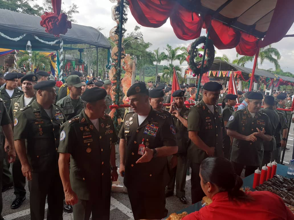 Ej_ClogEjb's tweet photo. #01nov19 Con la presencia del MG @Cmdte_Ejercito se efectuó la misa de aguinaldo en la Comandancia General del @EjercitoFANB dando inicio a la Navidad, desde el @Ej_ClogEjb les deseamos una feliz Navidad y un próspero año nuevo 2020. https://t.co/gVkMFRxzCw