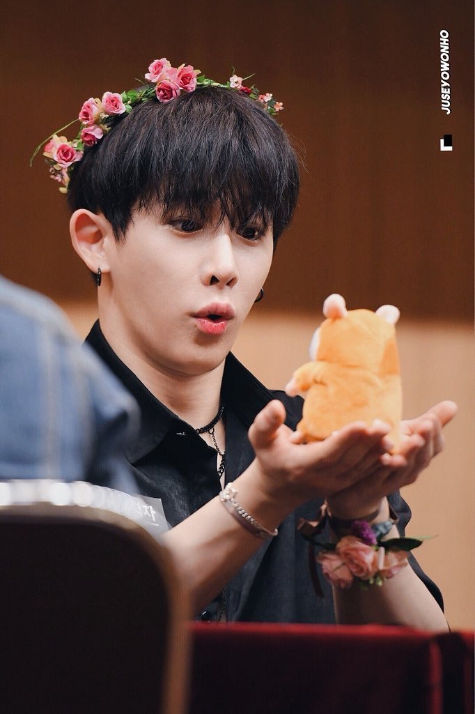 sevimxmb's tweet photo. Retweet and quote with why you admire Wonho and use the hashtags, I’ll start:

I admire Wonho because he taught me love and compassion, because he helped me become the best version of myself. 

#FightForWonho 
#스타쉽_우리가_답변을_원해

@STARSHIPent
@OfficialMonstaX https://t.co/MHI7UMoFPH