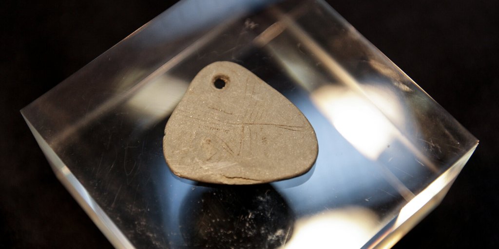 We don't just have Vikings, Romans &amp; dinosaurs - we have some very cool #prehistoric artefacts too!
The Star Carr Pendant is an 11,000 year old engraved shale pendant &amp; the oldest #Mesolithic art in Britain! Similar pendants are made of amber, which gives this its uniqueness.