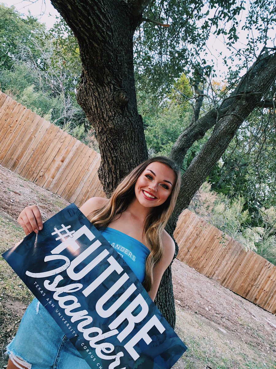 brifosterr's tweet photo. since it’s senior night tonight 🤧💕 https://t.co/iuxOAgf0Ah