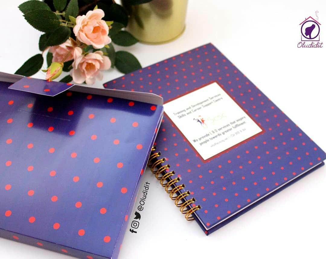 Oludidit's tweet photo. Something for the corporate gang? Oh yea! 😉😎 We can work with your brand colours too. Customized journals for @ainasegunaina.
#corporategift #corporateevent #stationery #stationerymaker #stationeryaddict #writepad #notepad #personalizedjournal #giftideas https://t.co/cLZuWDaRIQ