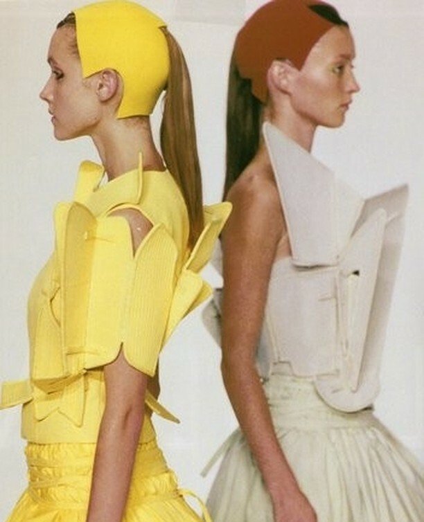 FITLibrary's tweet photo. #headwear for this #designerfilefriday
.
.
(Hussein Chalayan, 2000 Spring/Summer)
#HusseinChalayan #fitnyc #fitlibrary #fashion https://t.co/QMrsBhMu9i https://t.co/G5zj87LKHu