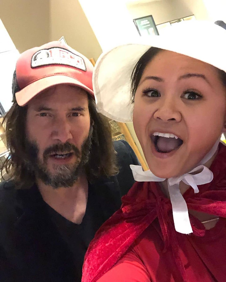 KeanuRArgentina's tweet image. Repost @karmeljem 
I had to keep my costume on and then we both took our hats off... Mr. Keanu Reeves, thank you. From the words of @lukeguldanofficial : is that FaceTuned ?!? 😂🤣 •
•
#keanureeves #palmssweaty #starbucks #pointbreak #keanu #KeanuReevesArgfcInter
