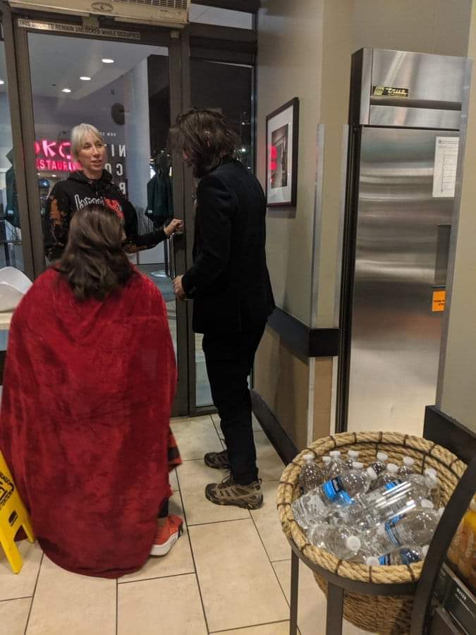 KeanuRArgentina's tweet image. Repost @karmeljem 
I had to keep my costume on and then we both took our hats off... Mr. Keanu Reeves, thank you. From the words of @lukeguldanofficial : is that FaceTuned ?!? 😂🤣 •
•
#keanureeves #palmssweaty #starbucks #pointbreak #keanu #KeanuReevesArgfcInter