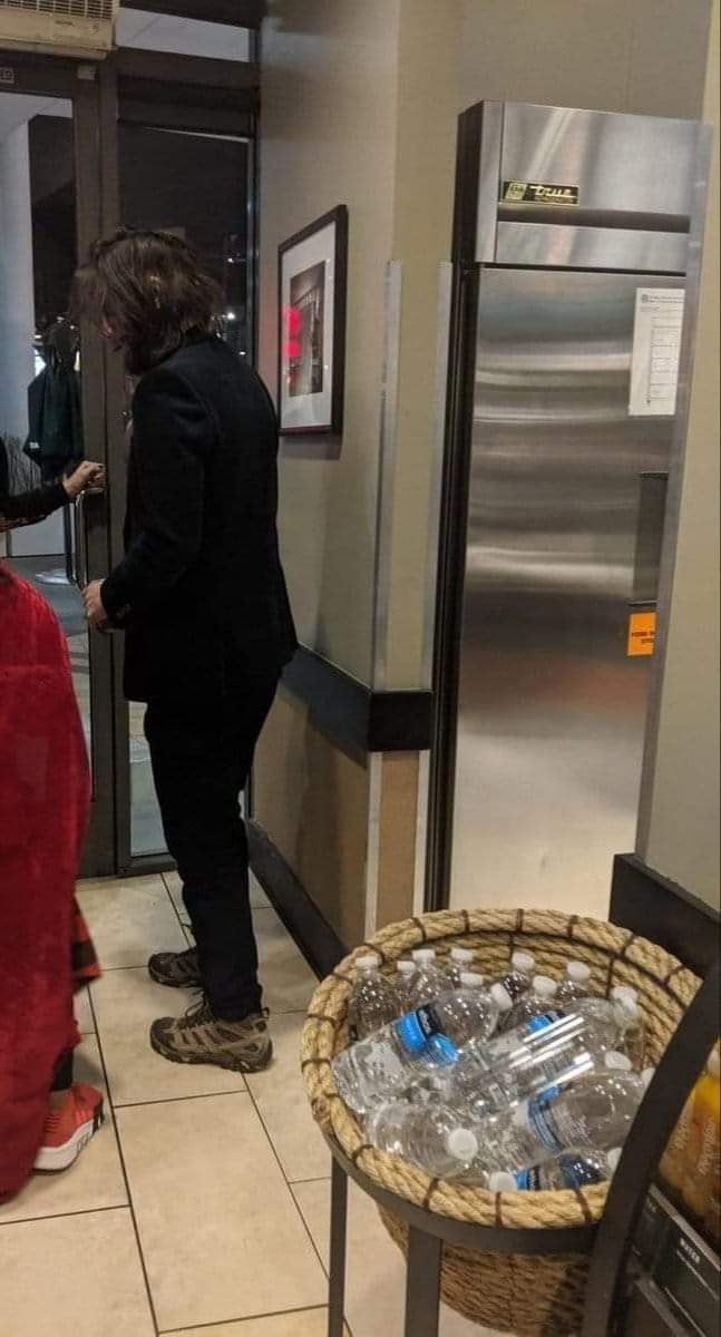 KeanuRArgentina's tweet image. Repost @karmeljem 
I had to keep my costume on and then we both took our hats off... Mr. Keanu Reeves, thank you. From the words of @lukeguldanofficial : is that FaceTuned ?!? 😂🤣 •
•
#keanureeves #palmssweaty #starbucks #pointbreak #keanu #KeanuReevesArgfcInter