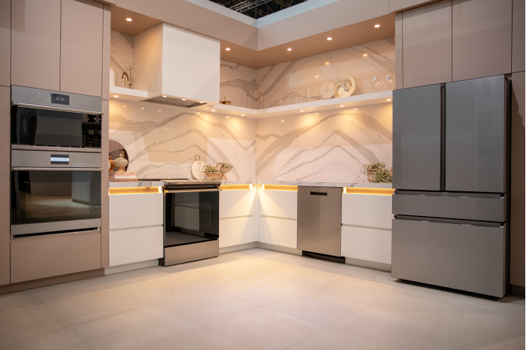GEAppliancesCo's tweet image. Our team’s experimental strategy to play up #CafeAppliances aesthetics &amp;amp; design at the 2019 @IntlBldrsShow and @KBIS won us @EXHIBITOR Magazine’s Sizzle award – the Oscar of the tradeshow industry! #DistinctByDesign 

ow.ly/WNWr50wZpo9