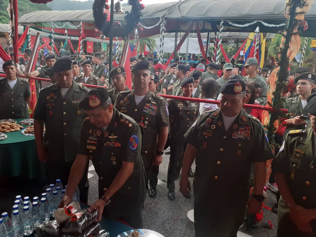 Ej_ClogEjb's tweet photo. #01nov19 Con la Santa eucaristía recibimos en la sede de la Comandancia General del @EjercitoFANB la Navidad, posteriormente se realizó un compartir con todo el personal profesional para juntos desear una feliz Navidad y un venturoso año nuevo 2020. https://t.co/GXA31IgYtl