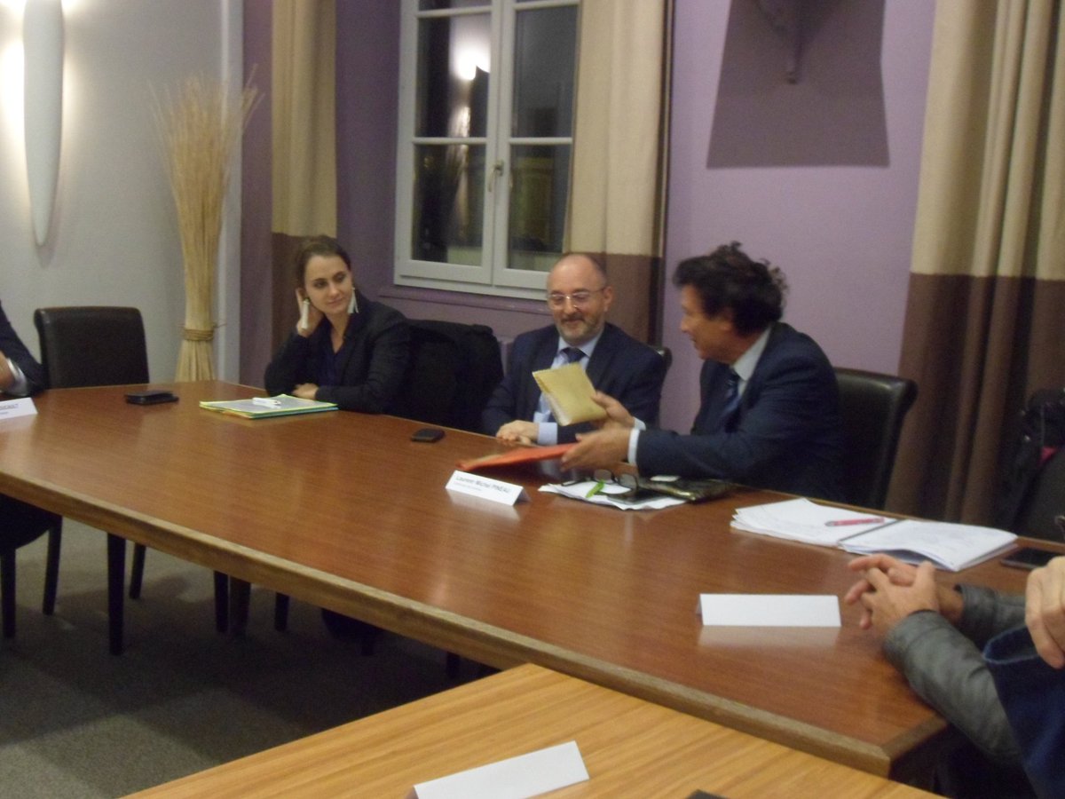 Prefet36's tweet photo. Thierry BONNIER @prefet36 a ensuite rencontré les #maires de la communauté de communes de la Région de #Levroux.
@cocorel36 https://t.co/bhdQoCv4TF
