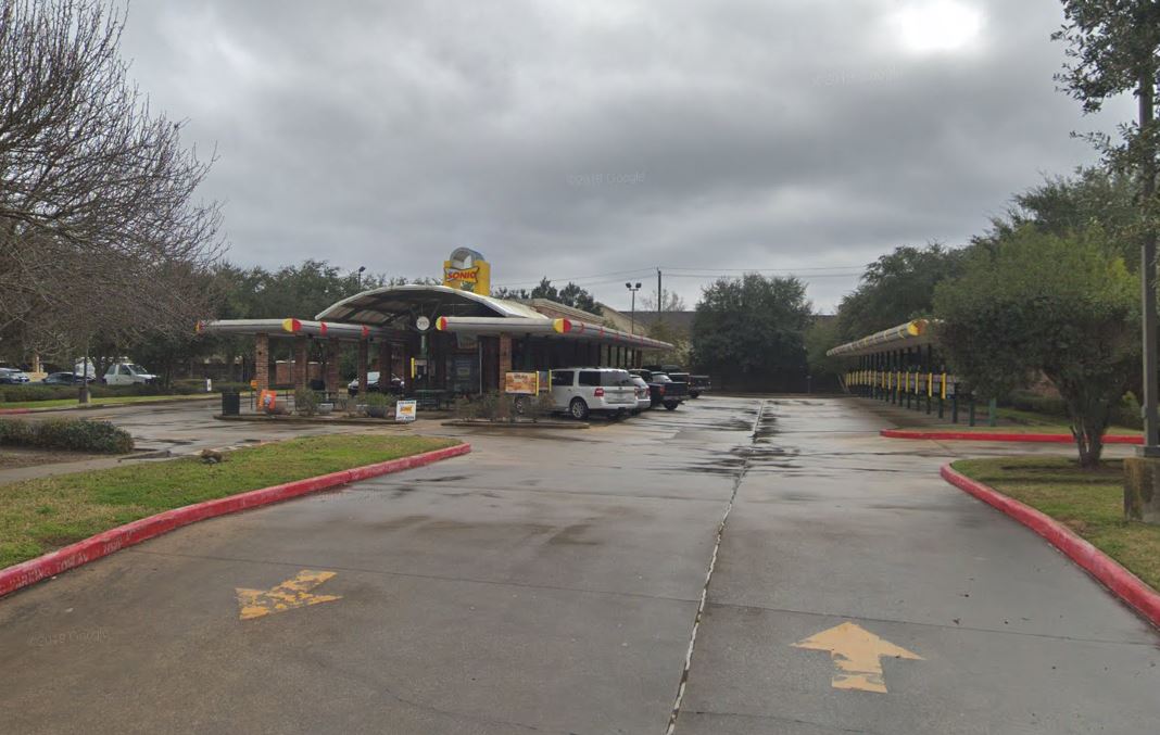 FriendswoodNews's tweet photo. Police searching for suspects accused of robbing Friendswood Sonic at gunpoint https://t.co/3cDDv2lCpA https://t.co/e1enMRNTfa