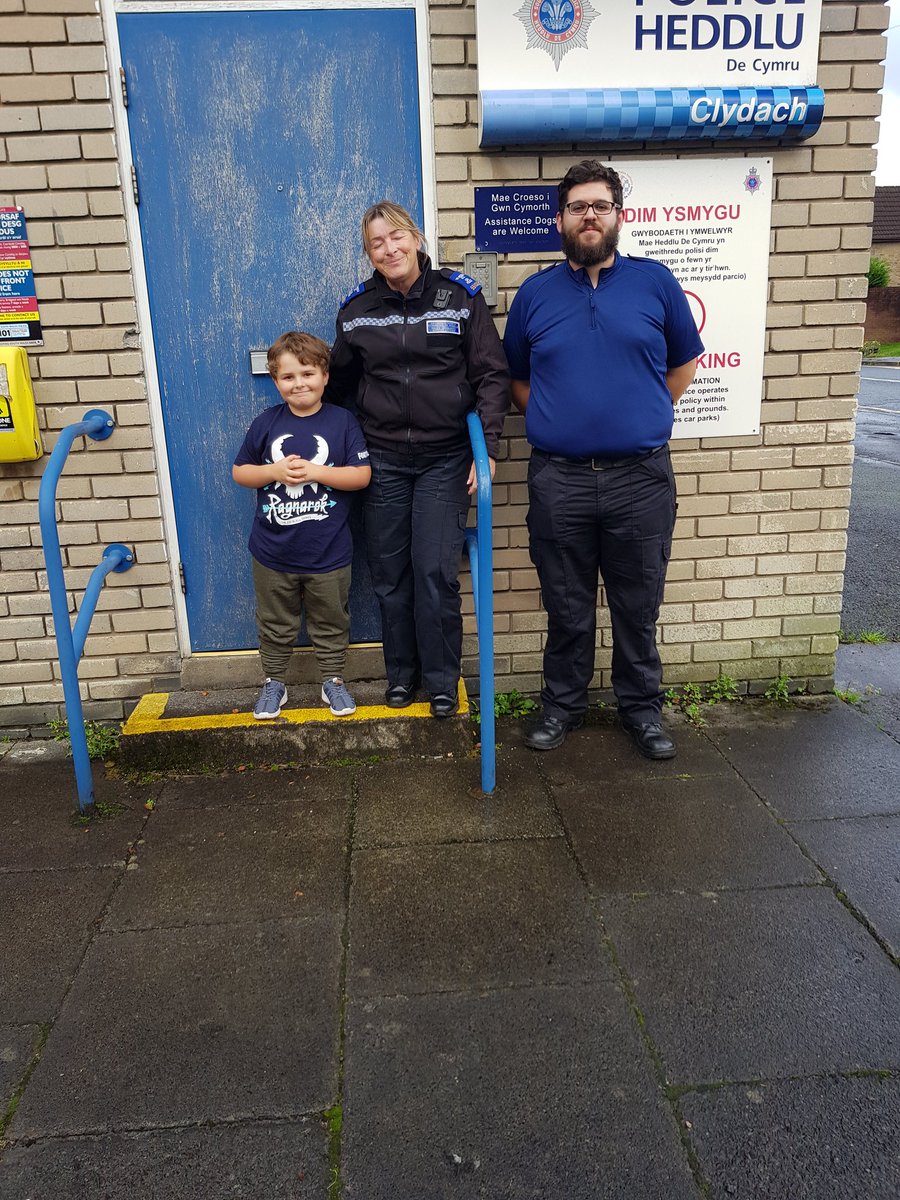 jemmalewisgarl1's tweet photo. #rightshour mini police officer working with local officers! Highly visible within our community #learningthroughlove #homeEd @childcomwales @wgmin_education @RebeccaEvansAM https://t.co/PDpXJ8daqy