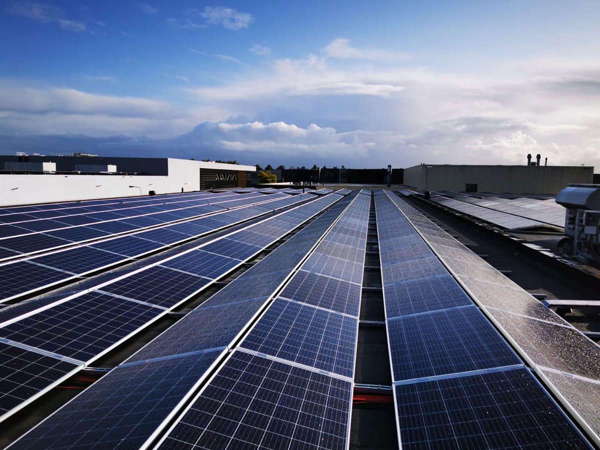 Het dak van Grafisch Bedrijf Crezée in Meerkerk ligt vol met zonnepanelen, opgeleverd door SolarComfort. De 986 panelen hebben een vermogen van 285.940Wp.