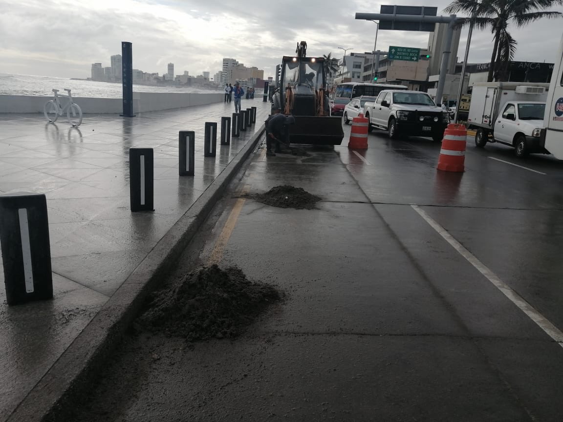 AyuntamientoVer's tweet photo. #ComparteQue Tras los estragos que el Frente Frío #8 creó en nuestra ciudad, las cuadrillas municipales se encuentran trabajando en diversas zonas para mejorar las afectaciones que se han presentado, ¡continuamos trabajando! https://t.co/zCgSzV2zEQ