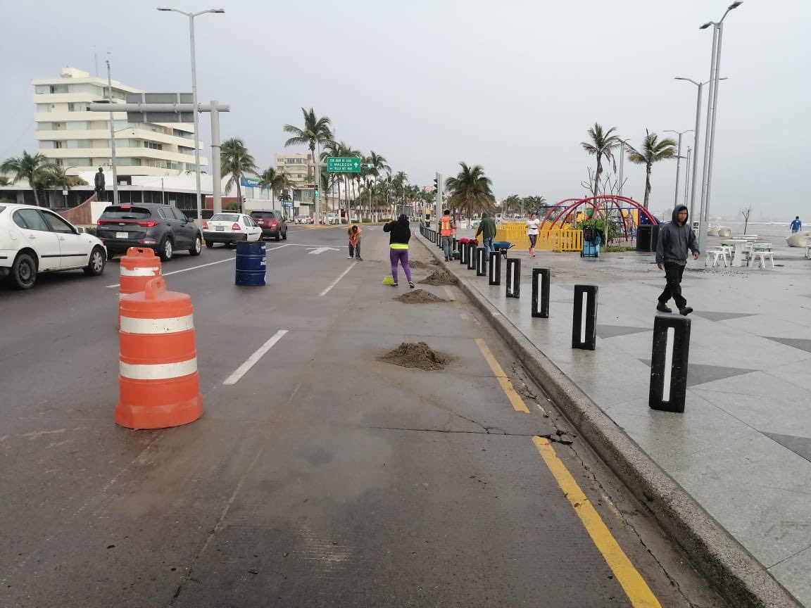 AyuntamientoVer's tweet photo. #ComparteQue Tras los estragos que el Frente Frío #8 creó en nuestra ciudad, las cuadrillas municipales se encuentran trabajando en diversas zonas para mejorar las afectaciones que se han presentado, ¡continuamos trabajando! https://t.co/zCgSzV2zEQ