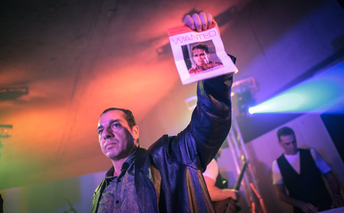 En #Marte seguimos con el toque de cada hasta que encontremos a este sujeto que ha entrado ilegalmente en #FederalColonies OS SUENA SU CARA? #CarlHouser #DouglasQuaid #Richter #DesafioTotal #CineInmersivo #MueveTuCuloAMarte #KuatoVive #DiaDeTodosLosSantos