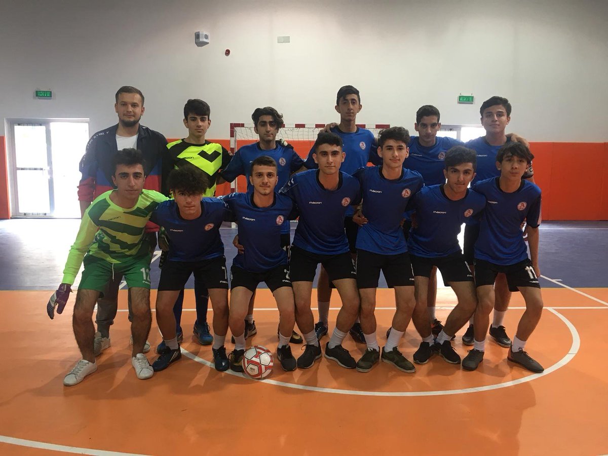 AlparslanMtal's tweet photo. Erkek futsal takımımız, Sultanahmet MTAL'ni 4-3 yenerek bir üst tura yükselmiştir. Öğrencilerimizi ve ögretmenimizi tebrik ederiz.
@FatihilceMEM @mucipkina @Istanbul_ILMEM @memleventyazici @ziyaselcuk https://t.co/3te0EqZlbX