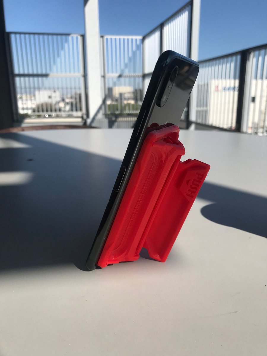 cgcom_robox's tweet photo. 汎用版”GRIPL”、最近意外と人気です。縦置き、横置きができてTV会議や動画鑑賞するのにも便利です。背面が平らであれば、どのスマホケースにも取り付け可能です。
これも3Dプリンタ－で作製しています。
＃GRIPL　＃Robox　＃3Dプリンター https://t.co/F4yvLkZBCX
