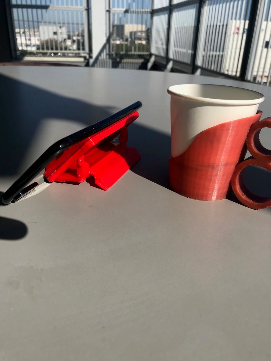 cgcom_robox's tweet photo. 汎用版”GRIPL”、最近意外と人気です。縦置き、横置きができてTV会議や動画鑑賞するのにも便利です。背面が平らであれば、どのスマホケースにも取り付け可能です。
これも3Dプリンタ－で作製しています。
＃GRIPL　＃Robox　＃3Dプリンター https://t.co/F4yvLkZBCX