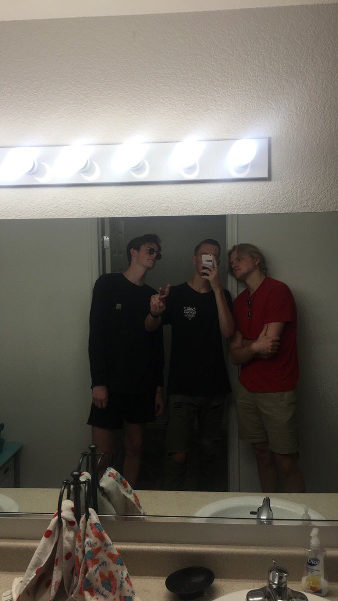 Haydog125's tweet photo. My roommates are cooler then yours. Sorry. https://t.co/Sx6cowp4Rs