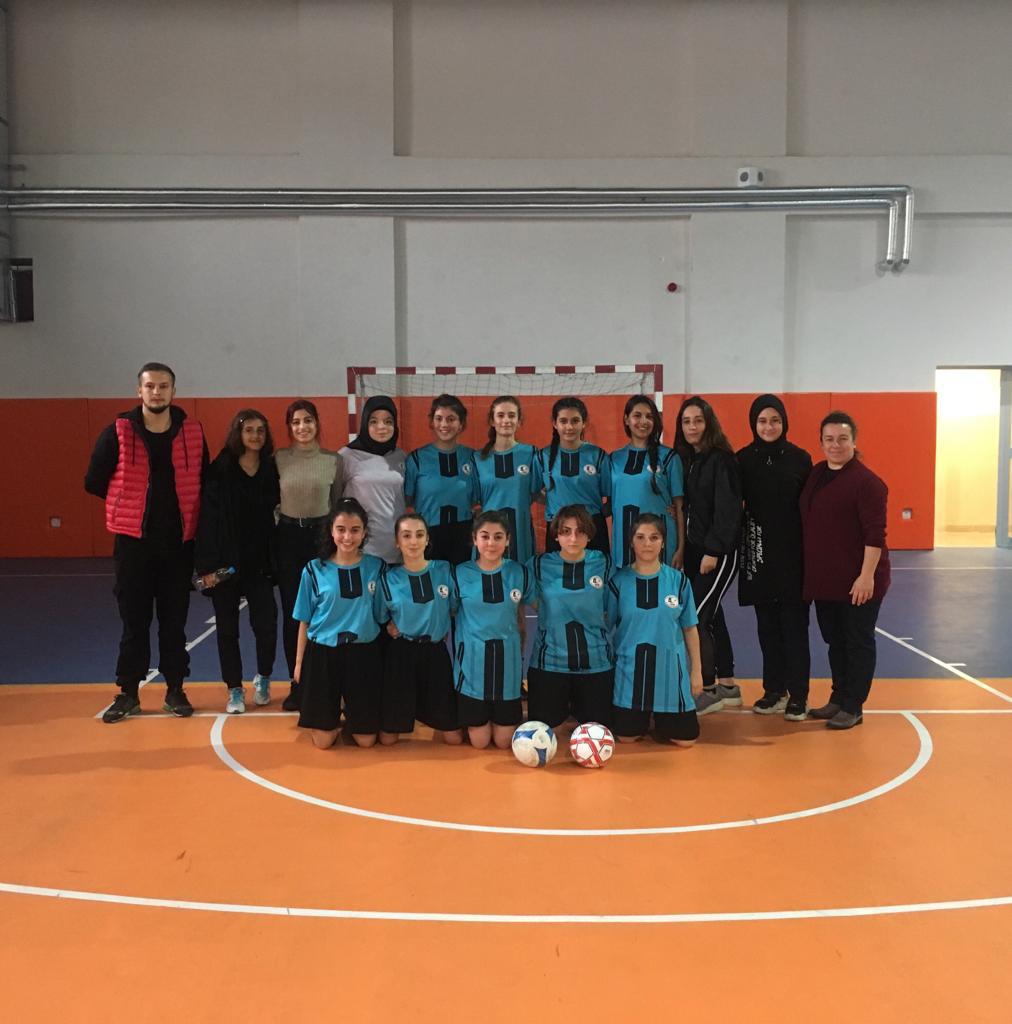 AlparslanMtal's tweet photo. Kız futsal takımımız, Kadirga MTAL'ne karşı hükmen galip gelerek bir üst tura yükselmiştir.  @FatihilceMEM
@mucipkina @Istanbul_ILMEM @memleventyazici @ziyaselcuk https://t.co/K8gHSRlc6z