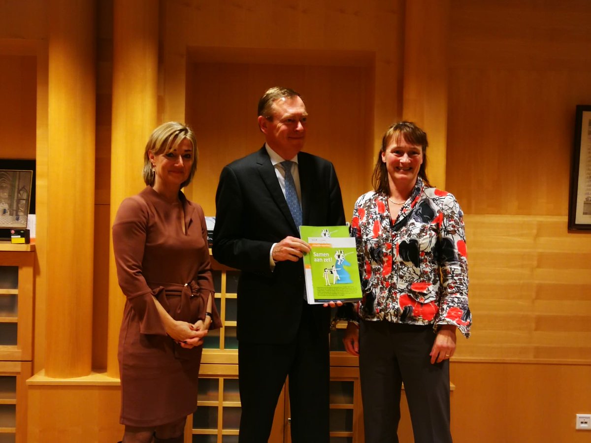 Nictiz's tweet photo. Samen aan zet! De #eHealthmonitor2019 van @Nictiz en @Nivel_research is zojuist uitgereikt aan minister #BrunoBruins https://t.co/THPSPPgBxb #eHealthmonitor https://t.co/9oc1m4mBbM