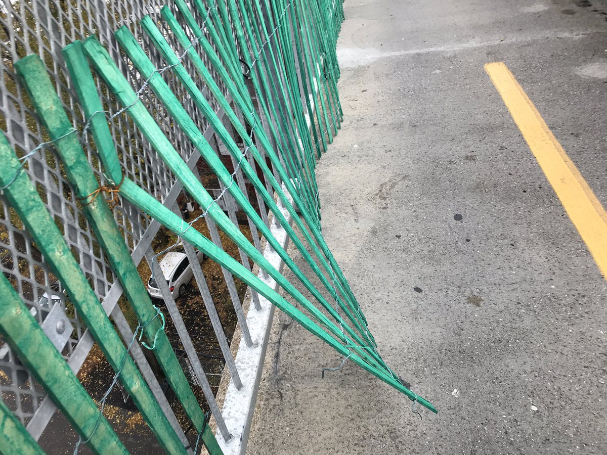 APCPontJCartier's tweet photo. Météo: vos clôtures vertes auraient besoin d’une opération #tyrap @pontJCBridge #vélomtl https://t.co/LLUXxtYs1a