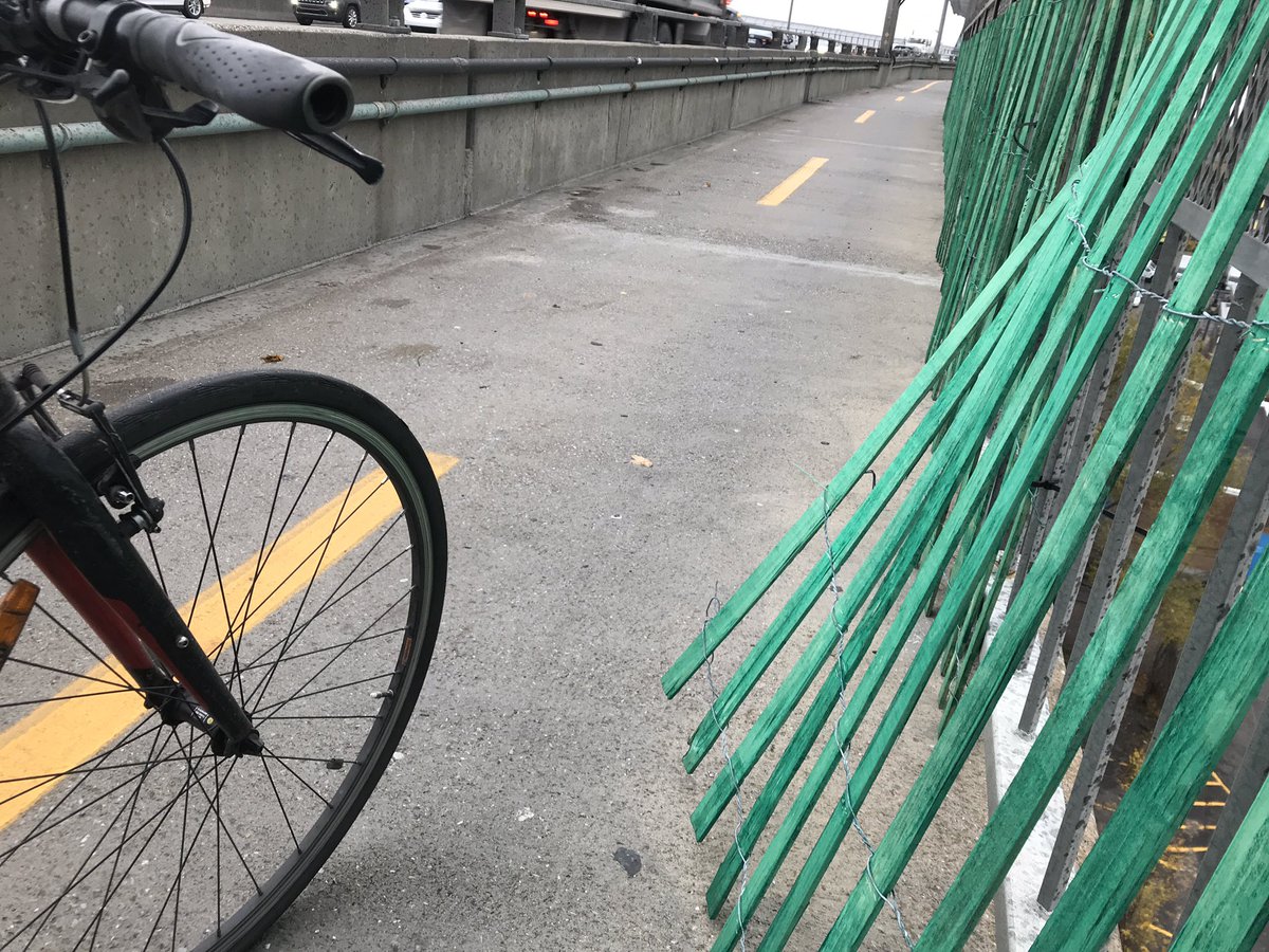 APCPontJCartier's tweet photo. Météo: vos clôtures vertes auraient besoin d’une opération #tyrap @pontJCBridge #vélomtl https://t.co/LLUXxtYs1a
