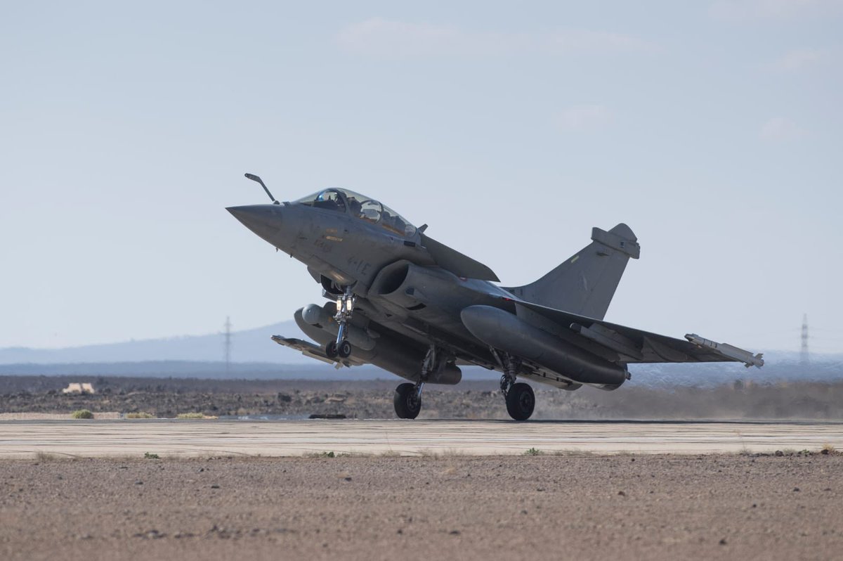 Armee_de_lair's tweet image. #fildefense Hier, une patrouille de Rafale de la base aérienne projetée au Levant a délivré une frappe contre plusieurs caches de Daech dans le nord-est irakien, dans le cadre du pilier « appui » de l’opération « Chammal » 
➡️ Pour en savoir plus : bit.ly/CHA_OP