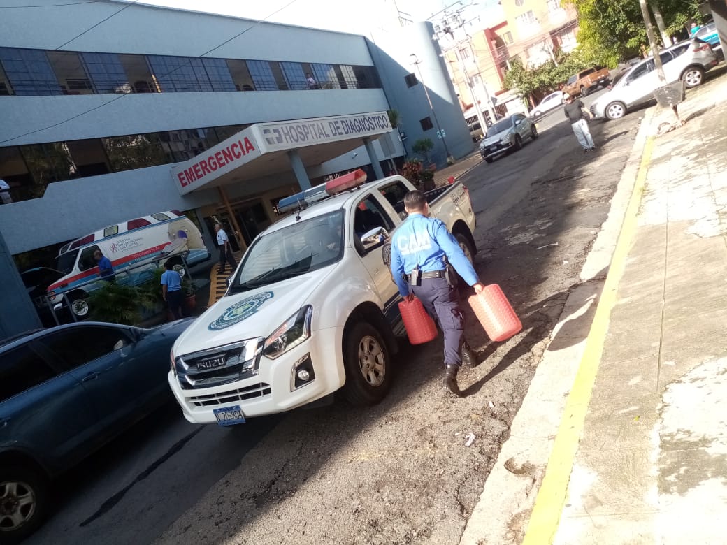 DefenssaCapital's tweet photo. Atendiendo tus Denuncias Ciudadanas, nuestro personal del CAM retira obstaculos en la vía pública en 3a Calle Poniente y Avenida Villa Vicencio en Colonia Escalon, del Distrito III.

#SSInteligente  #Smart912 https://t.co/O7JcroF9Ew