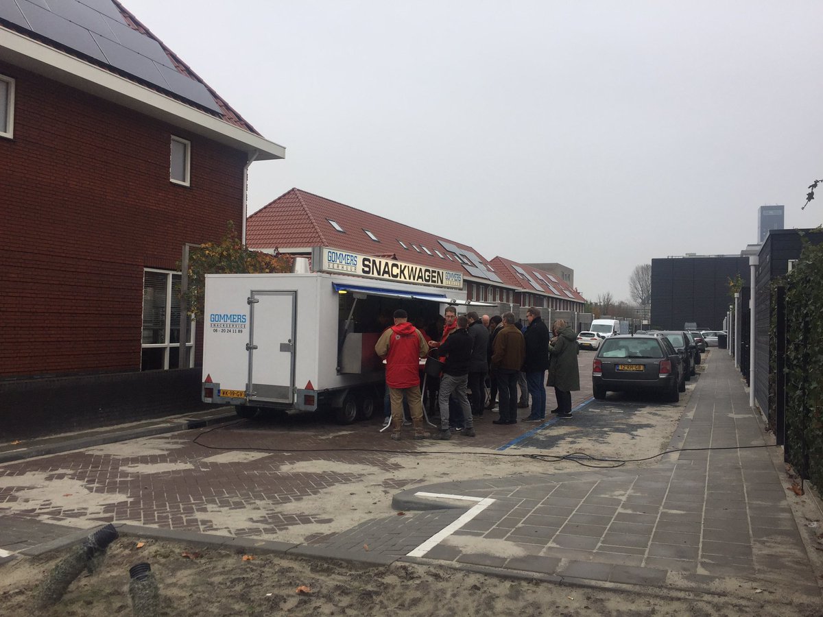 HarmenByl's tweet photo. Vandaag hebben we bewoners en medewerkers getrakteerd tijdens de afhandeldag van het ‘einde onderhoudstermijn’. Berekoude maar beregezellige  afsluiting van een prachtproject @HoogVossepark #Leeuwarden @VanWijnenGroep @Gommersverhuur https://t.co/ya9zaYaDDs