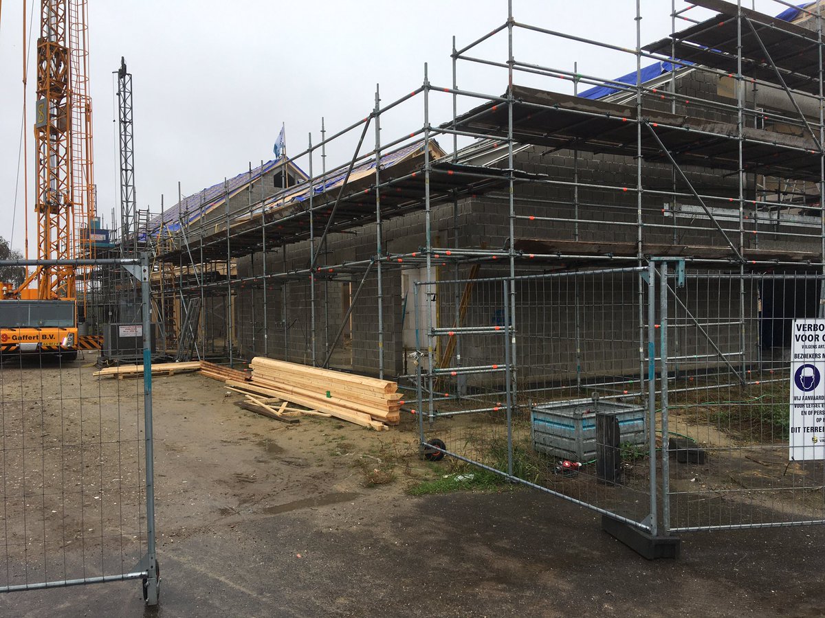 HTindemans's tweet image. Hoogste punt bereikt bij de bouw van Bs ‘Het Mooiste Blauw’ de kinderen hadden een taart voor de bouwers en mochten ook naar binnen om te kijken waar ze volgend schooljaar les krijgen