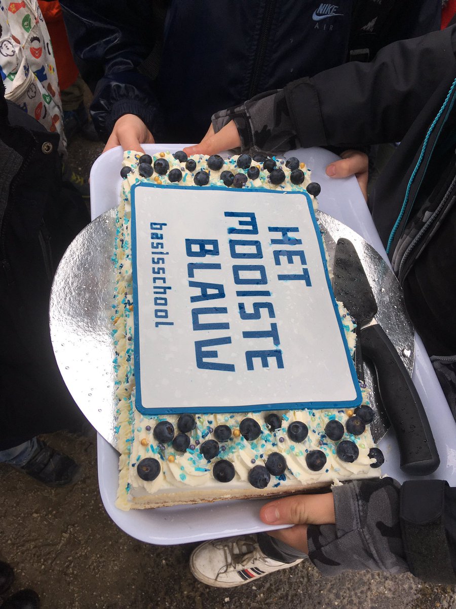 HTindemans's tweet image. Hoogste punt bereikt bij de bouw van Bs ‘Het Mooiste Blauw’ de kinderen hadden een taart voor de bouwers en mochten ook naar binnen om te kijken waar ze volgend schooljaar les krijgen