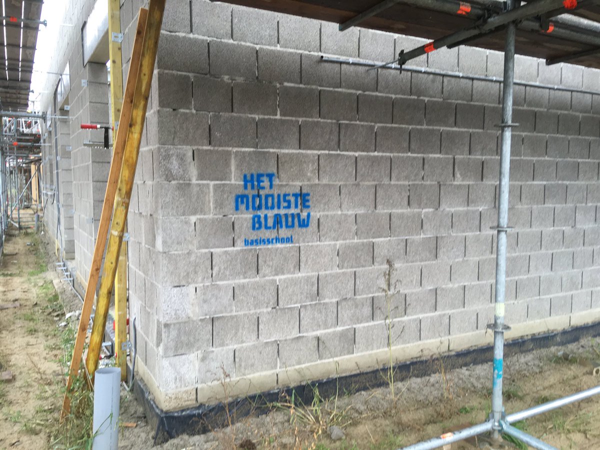 HTindemans's tweet image. Hoogste punt bereikt bij de bouw van Bs ‘Het Mooiste Blauw’ de kinderen hadden een taart voor de bouwers en mochten ook naar binnen om te kijken waar ze volgend schooljaar les krijgen