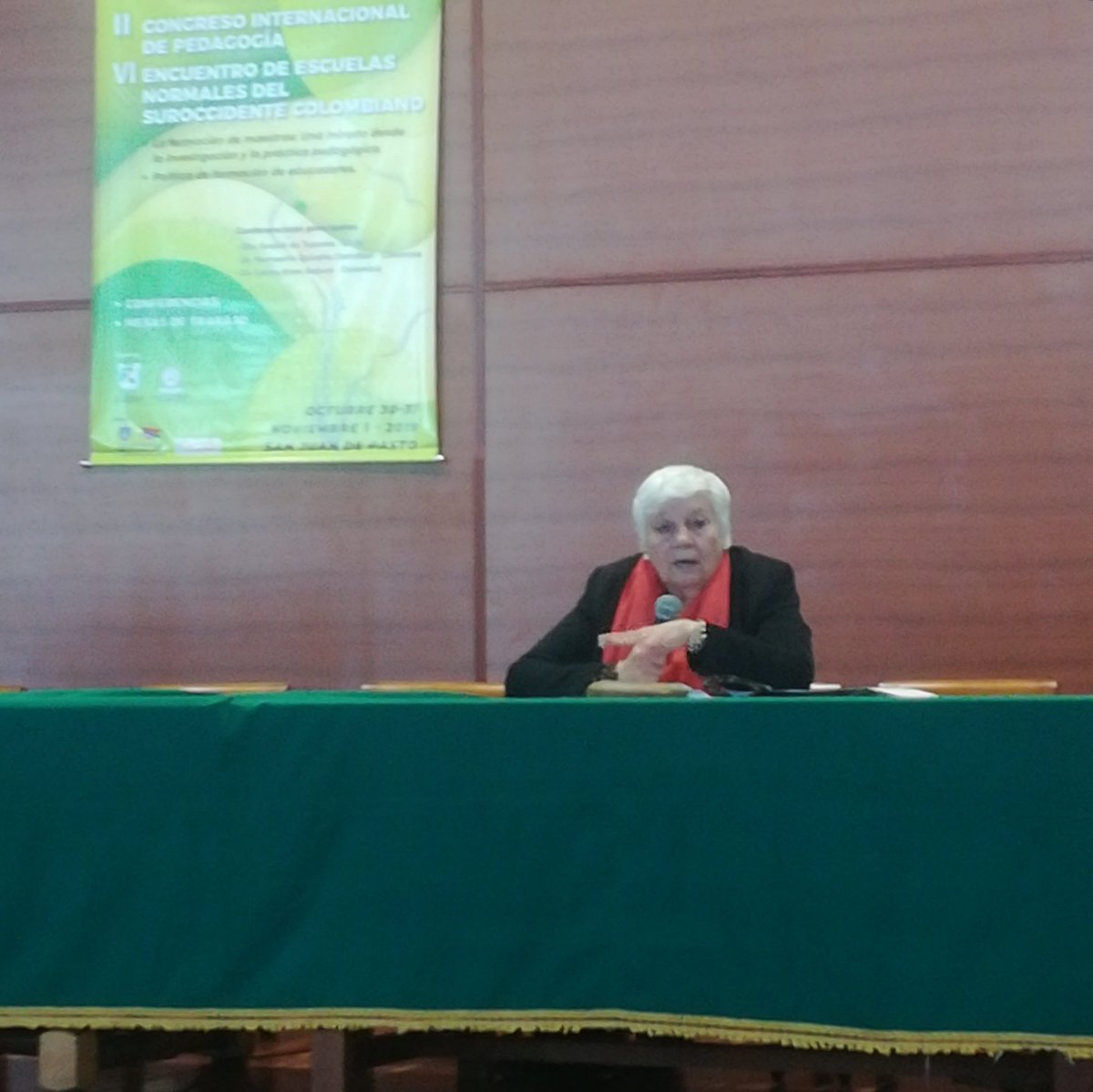 Araceli de Tezanos: como maestros necesitamos saber qué queremos, por qué lo queremos y para qué lo queremos. Elaborar en conjunto proyectos de transformación que no pueden sustentarse en la emoción, sino en la razón. Pensar y gestionar la educación racionalmente. #ENS #Pasto