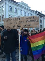 vilbiks's tweet photo. Täna oli ekre homofoobsest meeleavaldusest hoolimata raekoja ees nii mõnus meeleolu: lgbt kogukonna toetajaid oli palju, moodustasime ekre meeleavaldajate ümber inimketi, tegime laineid ja olime õnnelikud, et Tartus on nii palju ägedaid noori inimõiguste eest väljas! https://t.co/criDlufYpg