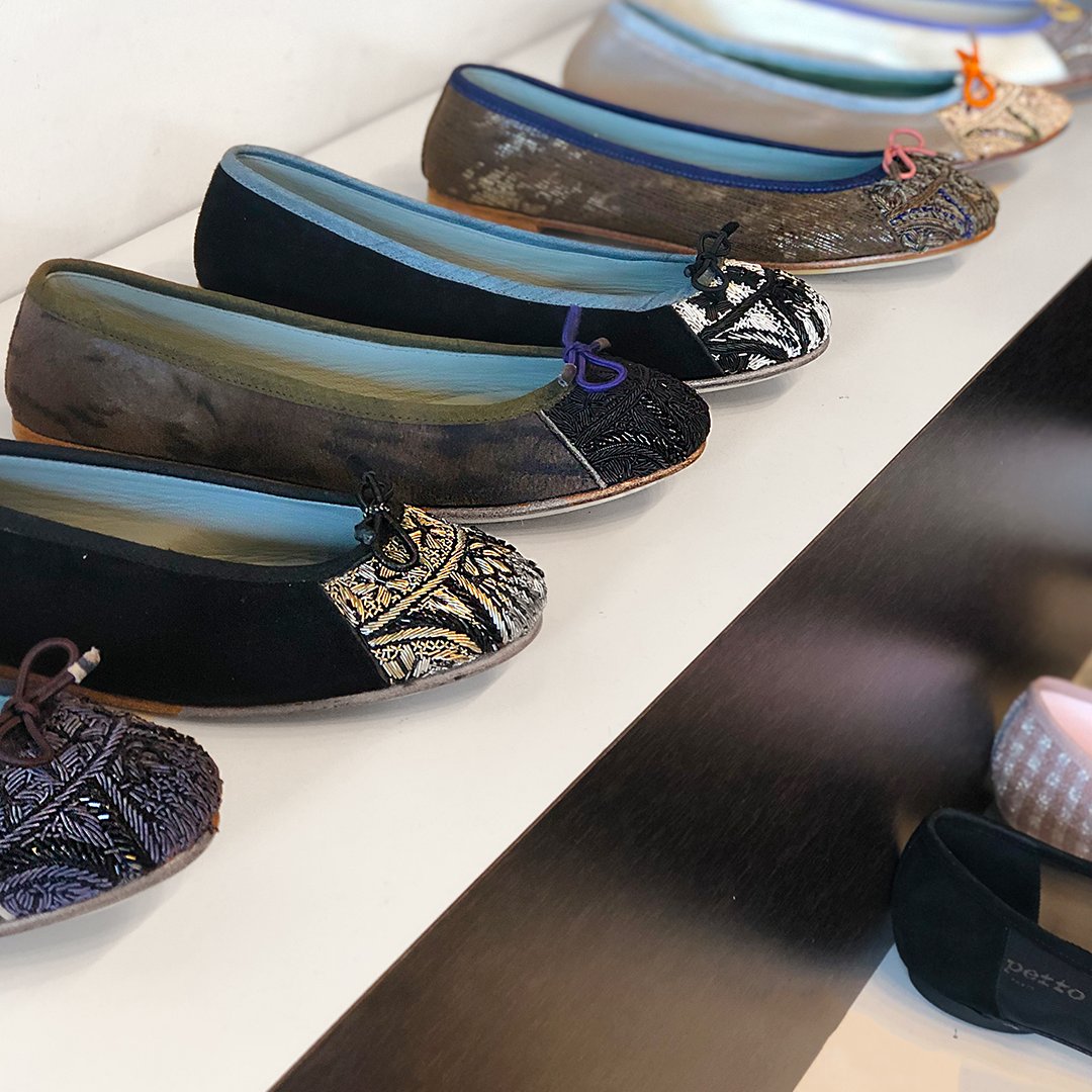 deborahkents's tweet photo. Ballet flats are a comfortable way to stay chic! 
The perfect travel shoes, walking shoes, and work shoes! 

#dkstyleguide #embroidered #tampabay #tampastyle #shoptampa #tampaboutiques #tampashopping #balletflats #newshoes https://t.co/CUUPtPlJla