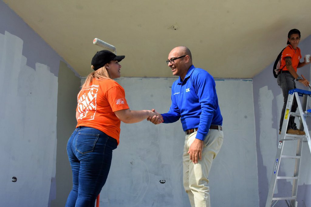 Dr_Eligio_Hdez's tweet photo. Agradecido del respaldo que nos brinda desde 2018 la empresa Home Depot, su fundación y equipo de voluntarios en nuestras escuelas. Hoy fue evidente su compromiso y entrega durante las mejoras a la Escuela Faustino Santiago de Bayamón. https://t.co/fHQC3r0PjI