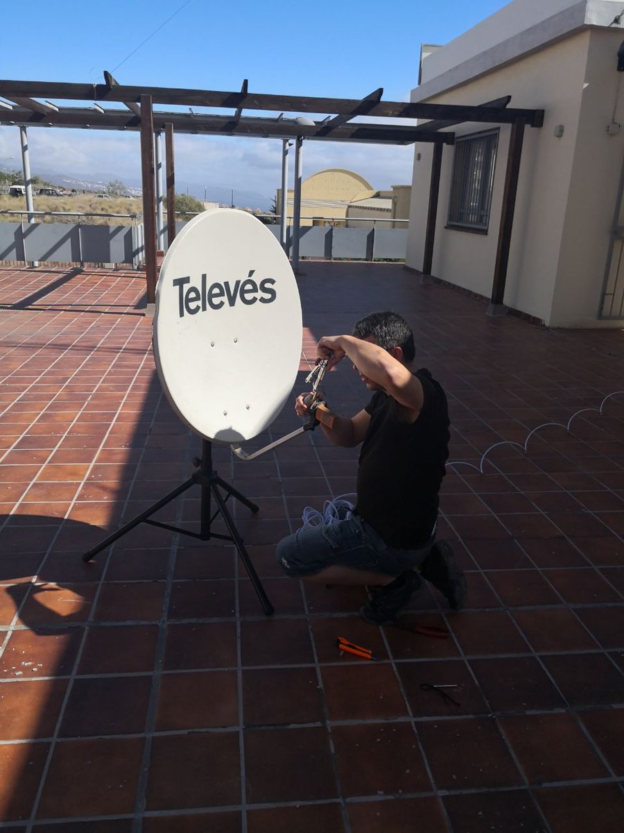 Miguel <a href="/ea8dec/">@EA8DEC</a> preparando la charla taller sobre el #QO100 de esta tarde en  el local de <a href="/URVAG8/">Sección URE Güímar</a> #Güímar, no te lo pierdas.