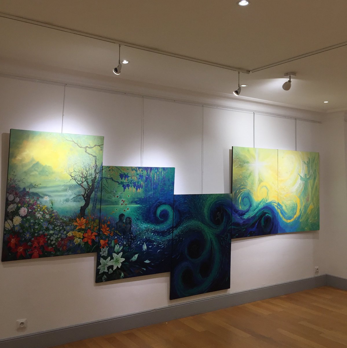 xlyuna7's tweet photo. trop fière de ma maman♥️ première exposition solo en région parisienne ! https://t.co/nSafsavJFZ
